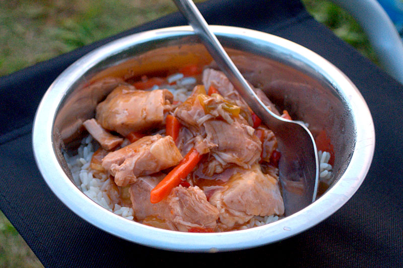 Zavařené maso se skladkokyselou omáčkou a rýží